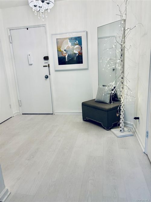 apt-3e-16 N Broadway, White Plains, NY, 10601-2205 | Card Image