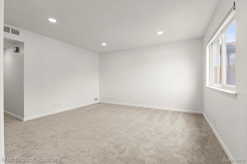 27 W Garfield Ave, Hazel Park, MI, 48030-1127 | Card Image
