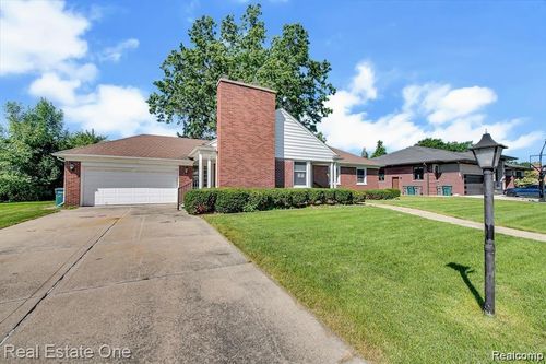 135 Brentwood Dr, Dearborn, MI, 48124-1111 | Card Image