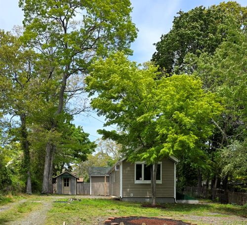9 Laurelton Ave, Selden, NY, 11784-3204 | Card Image