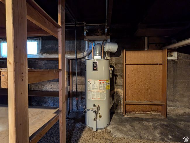 Utility room with water heater | Image 18