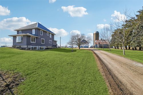 3281 Quasqueton Ave, Walker, IA, 52352-9622 | Card Image