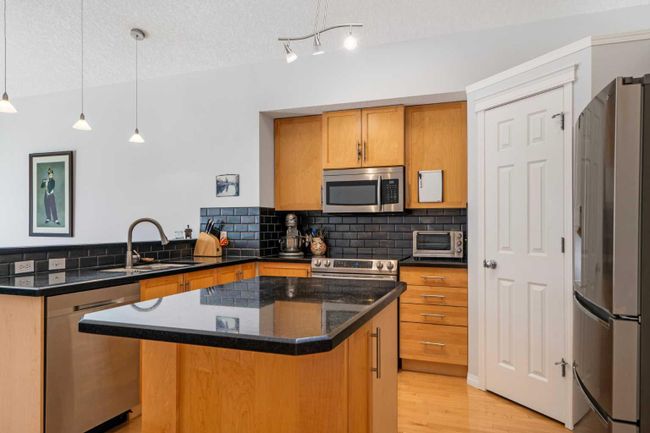 21 Everhollow Rise Sw, Home with 4 bedrooms, 3 bathrooms and 2 parking in Calgary AB | Image 5