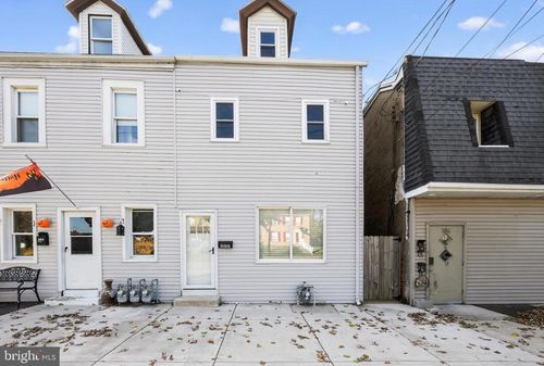 222 Market St, MARCUS HOOK, PA, 19061-4824 | Card Image