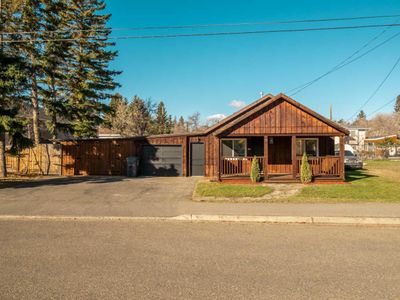 1114 John Ave, House detached with 2 bedrooms, 1 bathrooms and 2 parking in Pincher Creek AB | Image 1