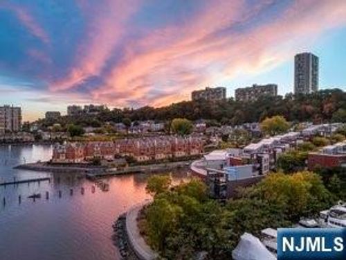 22 Vela Way, Edgewater, NJ, 07020-1564 | Card Image