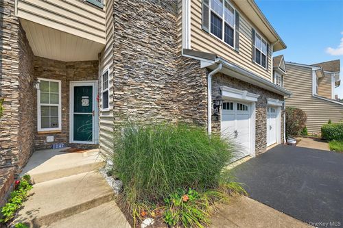 1047 Dutcher Dr, Fishkill, NY, 12524-4905 | Card Image