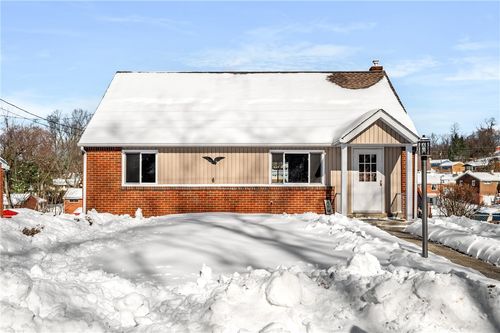 678 Colonial Manor Rd, North Huntingdon, PA, 15642-1611 | Card Image