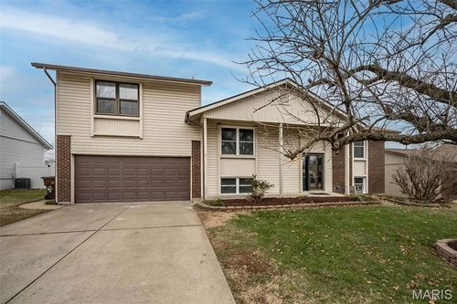 136 Universal Dr, Saint Peters, MO, 63376-4418 | Card Image