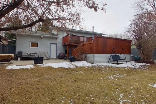 908 14 Avenue Se, Home with 4 bedrooms, 2 bathrooms and 5 parking in Slave Lake AB | Card Image