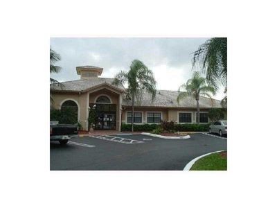 202 - 301 Palm Way, Condo with 2 bedrooms, 1 bathrooms and null parking in Pembroke Pines FL | Image 2