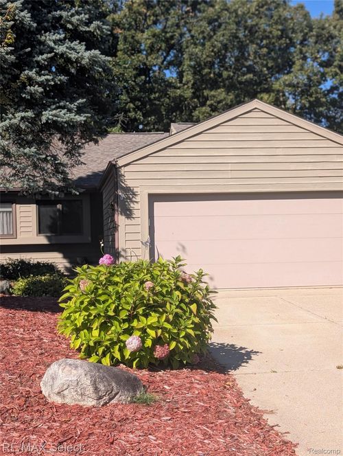 2462 Valley Oaks Cir, Flint, MI, 48532-5404 | Card Image