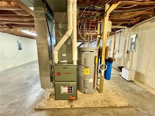 Utility room with water heater | Image 33