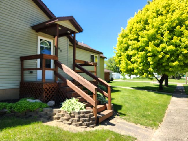The front door of home is very nicely landscaped. | Image 27