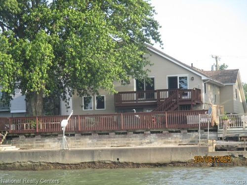 7888 Lakeshore Dr, Newport, MI, 48166-9111 | Card Image