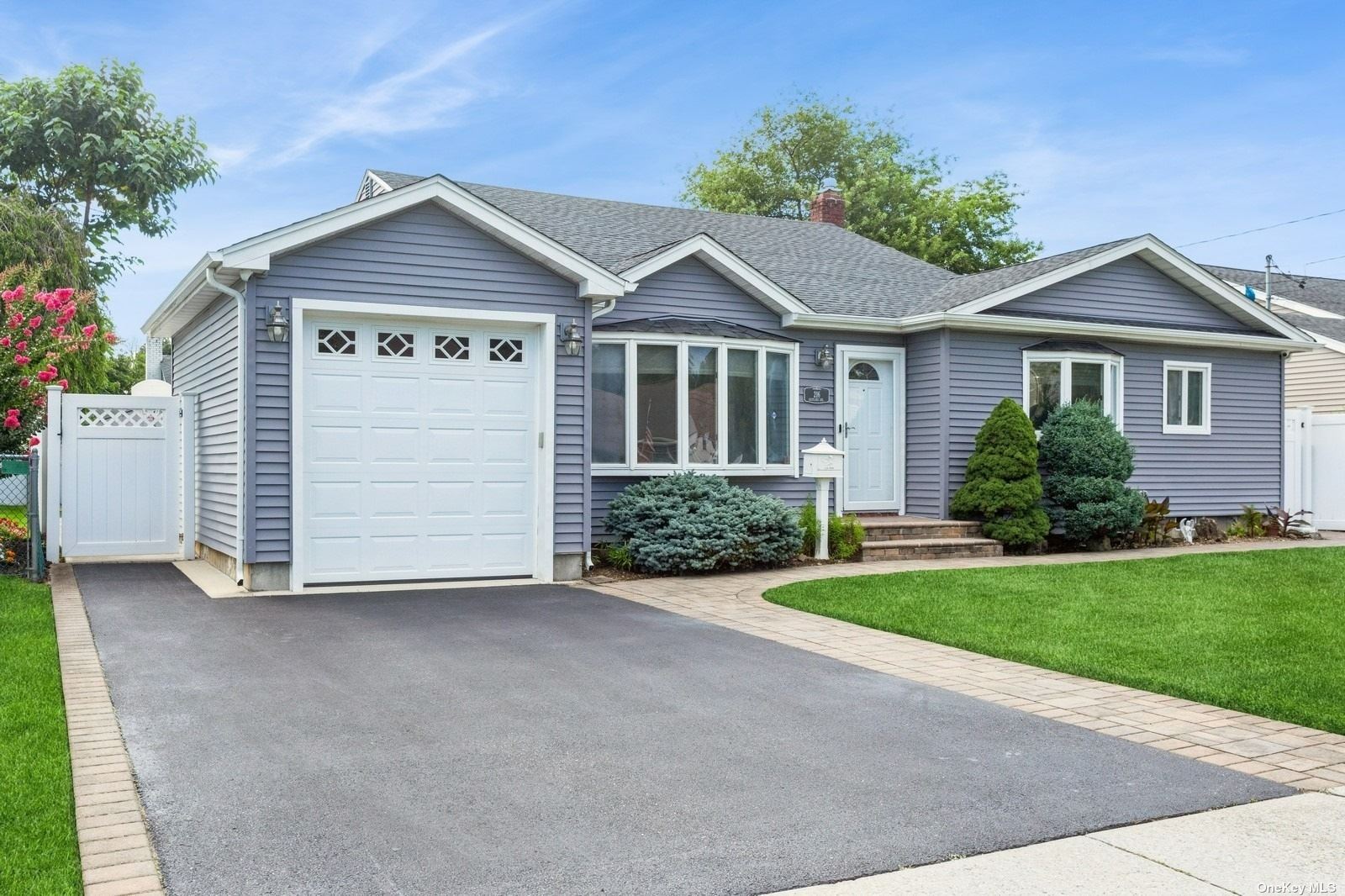 Eastlake Ave, Massapequa Park, NY 11762