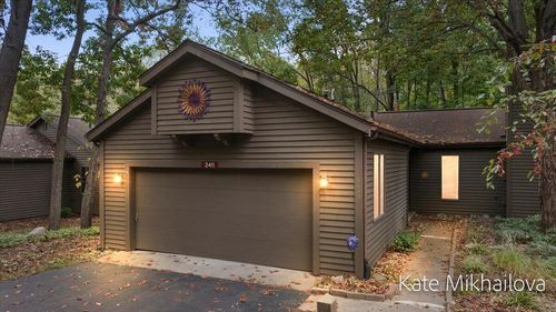 2411 Highpointe Dr, Kalamazoo, MI, 49008-2074 | Card Image