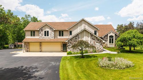 2325 7 Mile Rd, South Lyon, MI, 48178-7043 | Card Image