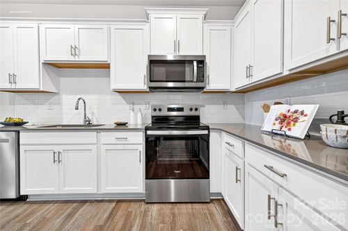 658 13th Avenue Dr Ne, Hickory, NC, 28601-2895 | Card Image