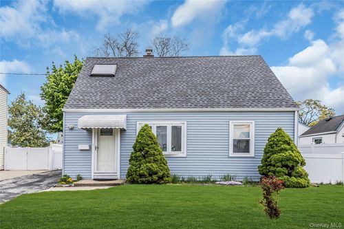 97 Horton Rd, Valley Stream, NY, 11581-3424 | Card Image