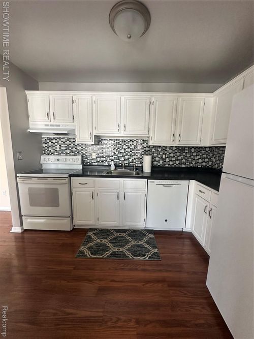 602 Sunset Ln, Saint Clair Shores, MI, 48082-1246 | Card Image