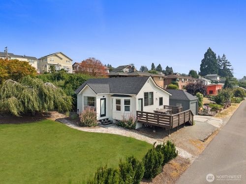 1315 S 7th St, Renton, WA, 98057-6066 | Card Image