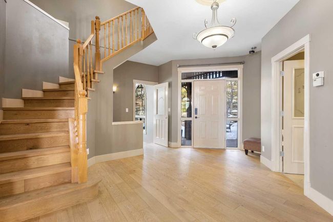 39 Slopes Grove Sw, Home with 4 bedrooms, 4 bathrooms and 5 parking in Calgary AB | Image 4