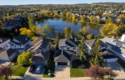 10054 Hidden Valley Dr Nw, House detached with 4 bedrooms, 3 bathrooms and 2 parking in Calgary AB | Image 2