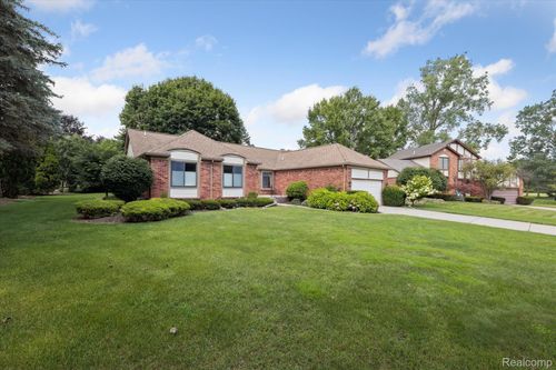 17340 Laurel Dr, Livonia, MI, 48152-2952 | Card Image