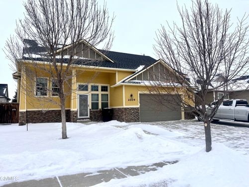 2009 18th Ave W, Williston, ND, 58801-2579 | Card Image