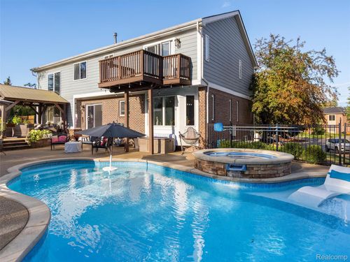 1080 Forest Bay Ct, Waterford, MI, 48328-4282 | Card Image