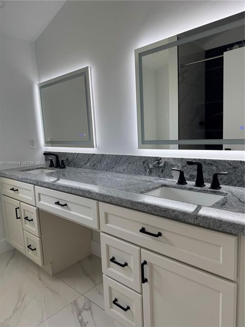 1090 Se 6th Ave, Dania Beach, FL, 33004-5411 | Card Image