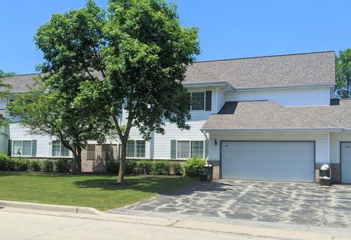 4747 S Forest Point Blvd, New Berlin, WI, 53151-7476 | Card Image