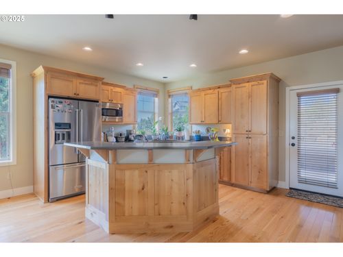 1202 Se Yarrow Ave, Madras, OR, 97741-1037 | Card Image