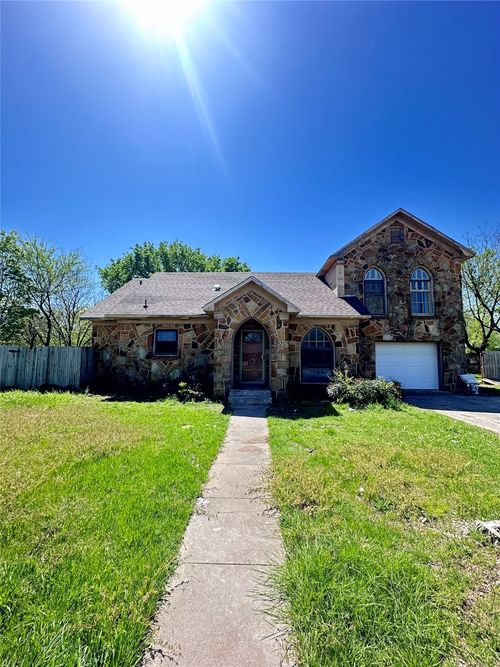833 W Live Oak St, Jacksboro, TX, 76458-1662 | Card Image