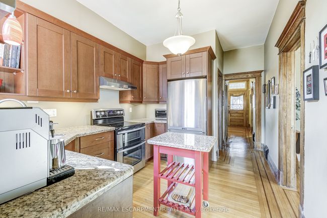 24 Ray St N, House other with 5 bedrooms, 3 bathrooms and 4 parking in Hamilton ON | Image 10