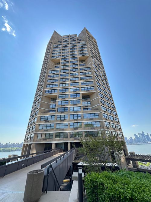 20g-7002 JFK BLVD Blvd East, Guttenberg, NJ, 07093 | Card Image