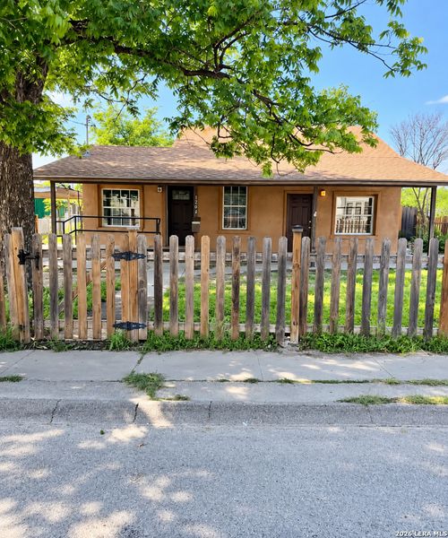 1204 W Garza St, Del Rio, TX, 78840-7051 | Card Image