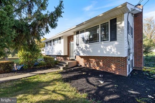 7512 S Main St, Coopersburg, PA, 18036-2442 | Card Image