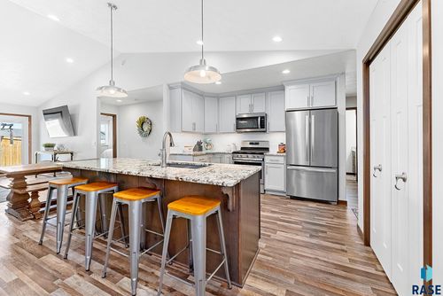 2710 E Sunburst Dr, Brandon, SD, 57005-6715 | Card Image