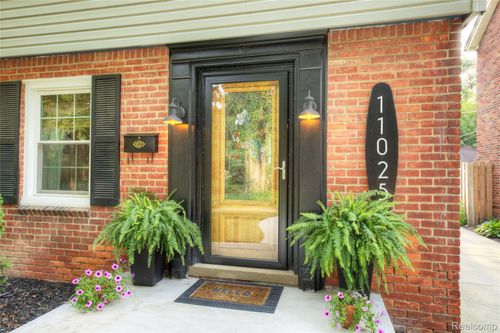 11025 Cranston St, Livonia, MI, 48150-2756 | Card Image