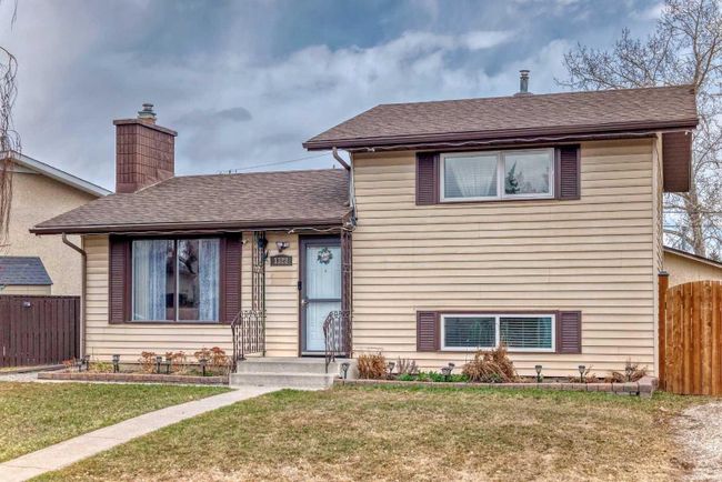 1328 Pennsburg Road Se, Home with 3 bedrooms, 2 bathrooms and 4 parking in Calgary AB | Image 3