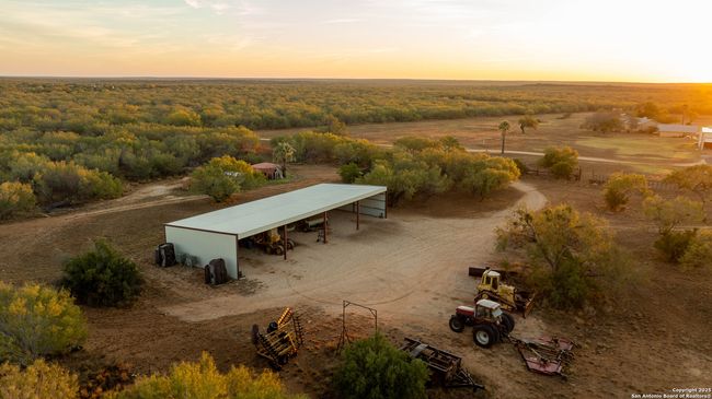 9239 Fm 133, Home with 7 bedrooms, 7 bathrooms and null parking in Cotulla TX | Image 62