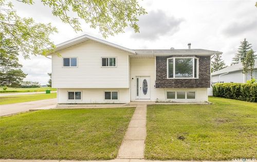 3367 15th Ave E, Prince Albert, SK, S6V7V3 | Card Image