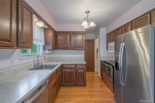 6120 King Arthur Dr, Swartz Creek, MI, 48473-8808 | Card Image
