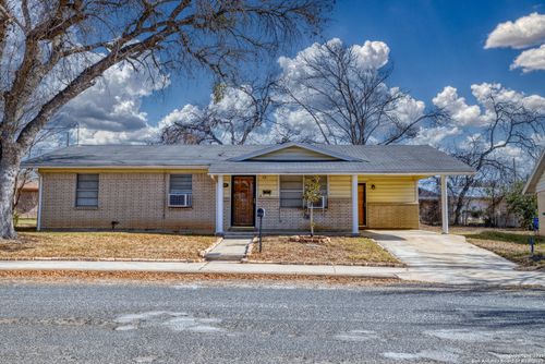 818 John F Kennedy Dr, Crystal City, TX, 78839-2524 | Card Image