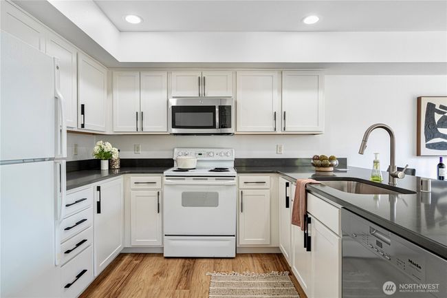 APT-302 - 9222 Roosevelt Way Ne, Condo with 2 bedrooms, 2 bathrooms and 1 parking in Seattle WA | Image 11