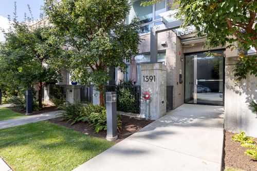 205-1591 Bowser Ave, North Vancouver, BC, V7P2Y4 | Card Image