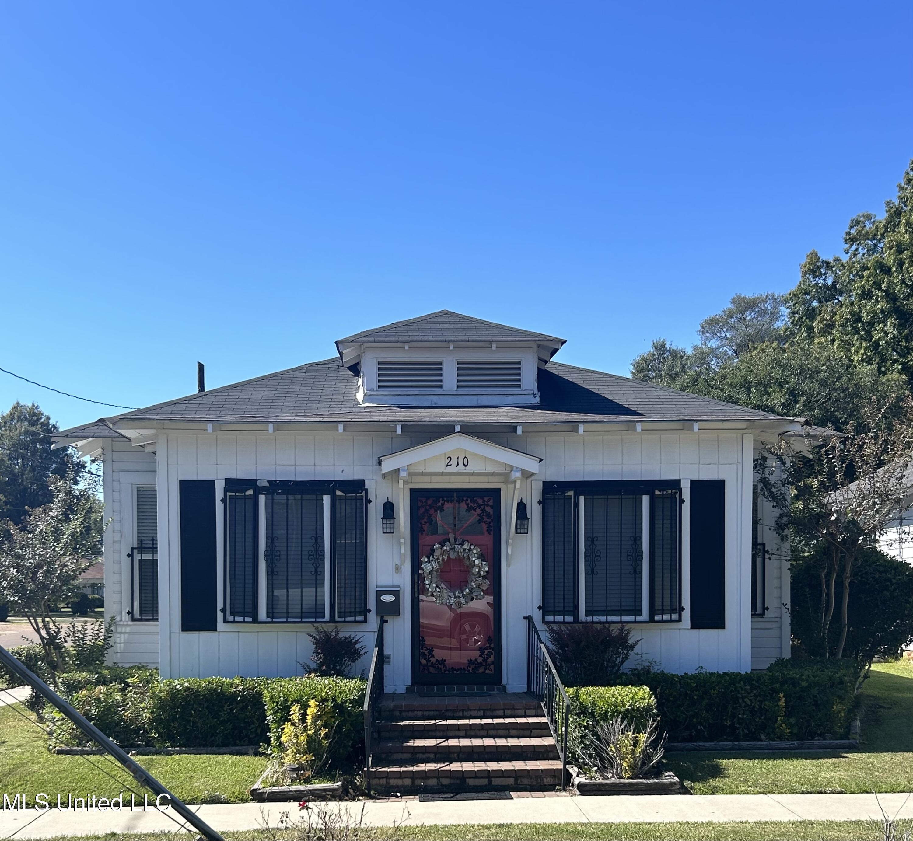 210 3rd Street, For Sale in Greenwood Zoocasa