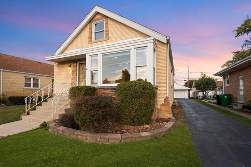 1907 Suffolk Ave, Westchester, IL, 60154-4439 | Card Image